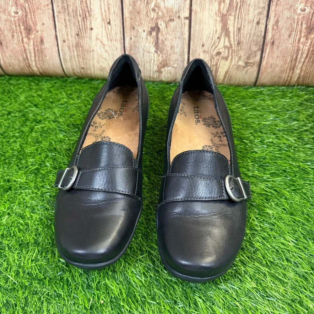 Taos Uppity Loafers Womens sizee 7.5 Black Leather Buckle Comfort